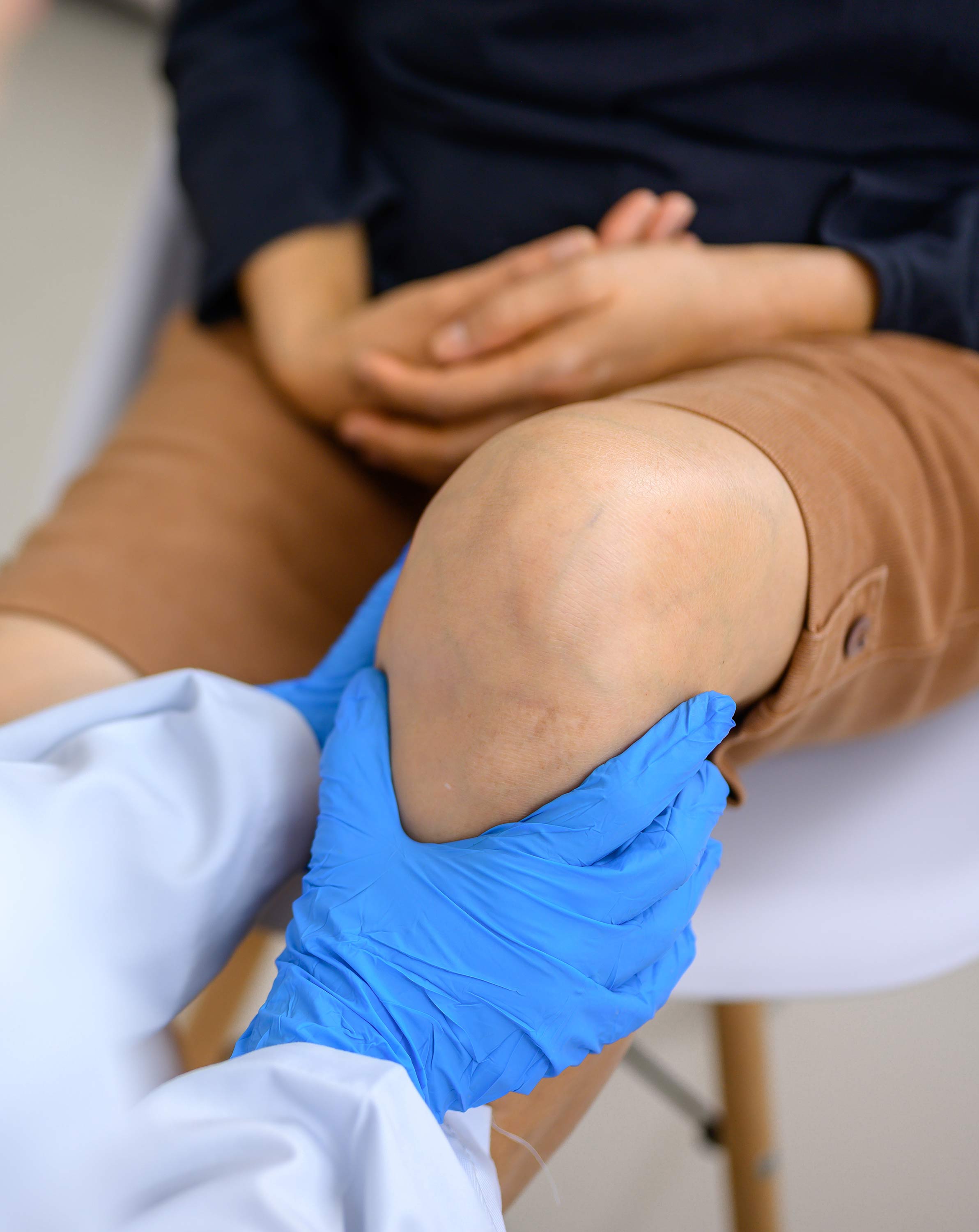 Examen clinique du genou par un professionnel de sant&eacute; lors d&rsquo;une consultation