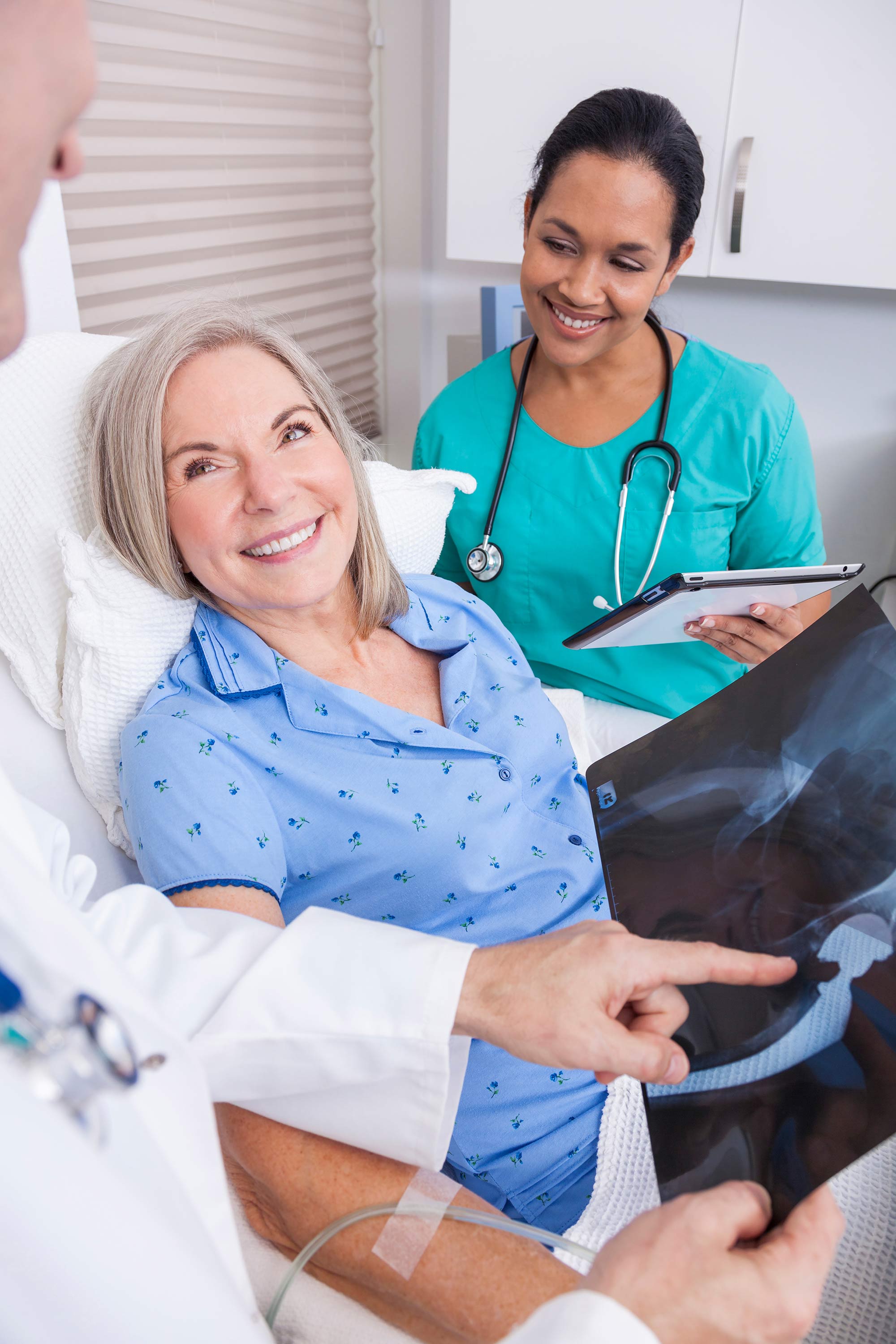 Consultation m&eacute;dicale avec analyse d&rsquo;une radiographie de hanche entre patient et soignant