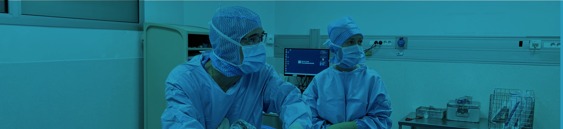 Chirurgien orthop&eacute;diste en tenue op&eacute;ratoire r&eacute;alisant une intervention au bloc.
