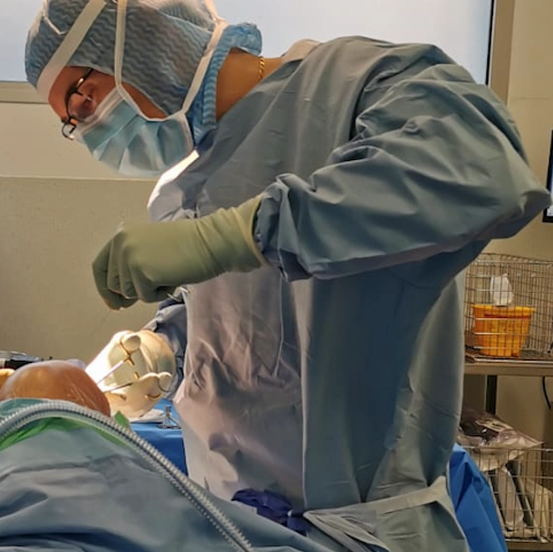Dr Chouteau qui pratique une chirurgie du genou