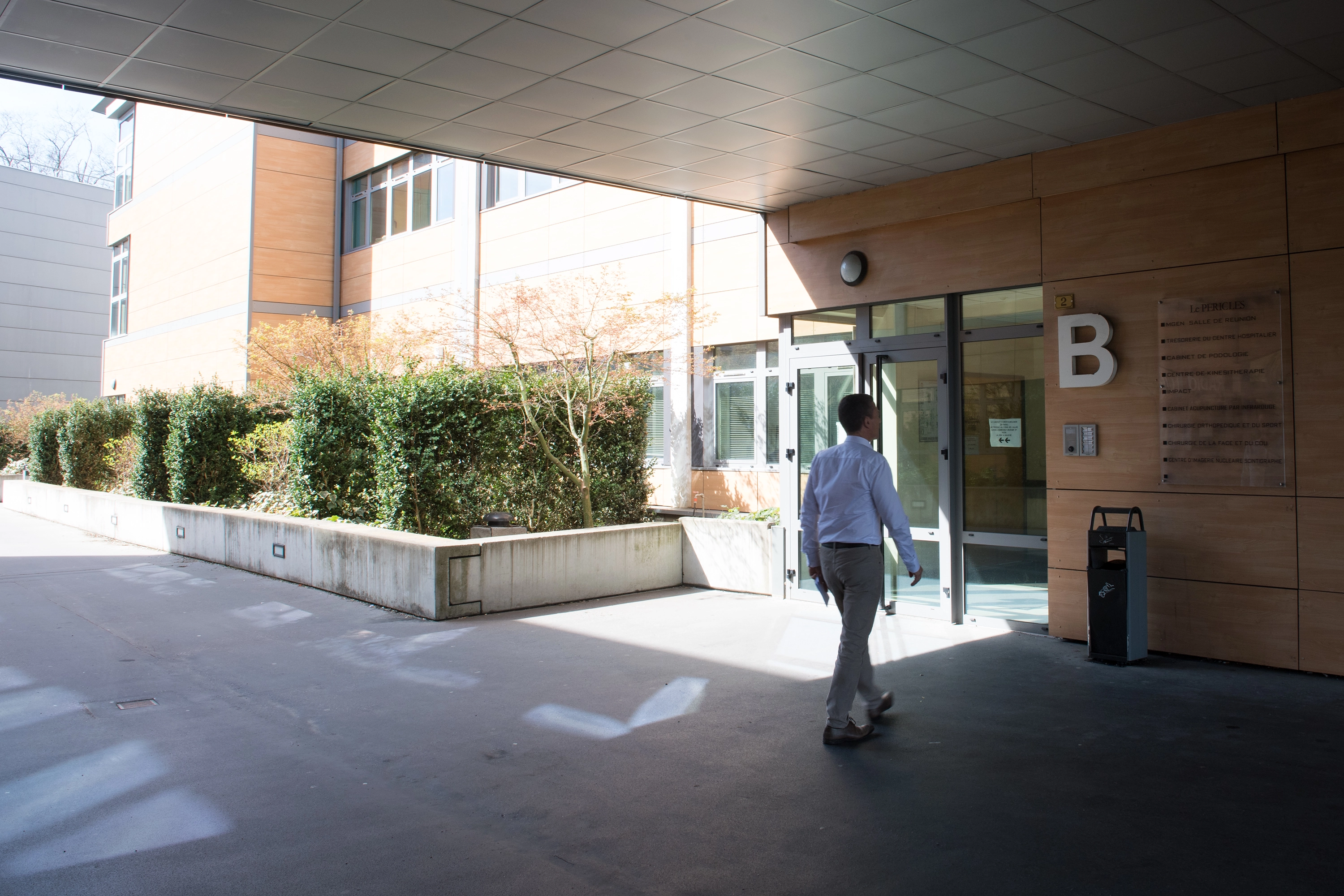 Personne allant &agrave; la clinique pour un rdv