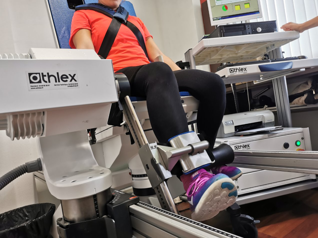 personne sur un fauteuil de r&eacute;&eacute;ducation Isocin&eacute;tisme
